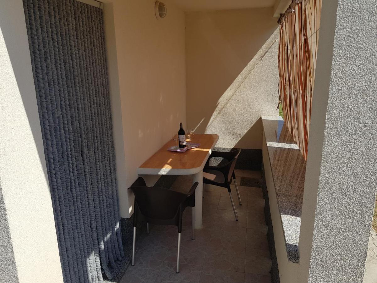 Apartments Nikol Лопар Екстер'єр фото